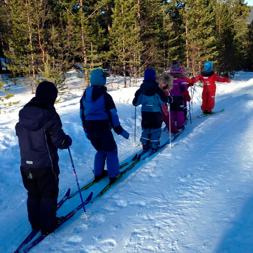Barnehagen på skitur. Foto: Os Kommunale Barnehage